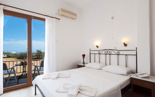 Τρίκλινο δωμάτιο με διπλό κρεβάτι στο ξενοδοχείο Αρτεμών στη Σίφνο