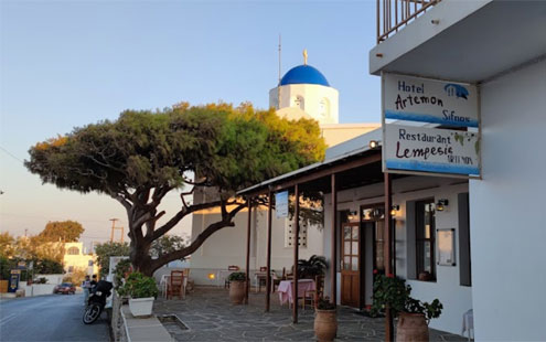Η είσοδος του εστιατορίου