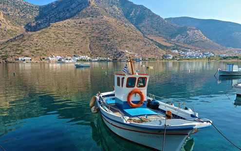 Παραδοσιακό καΐκι στις Καμάρες