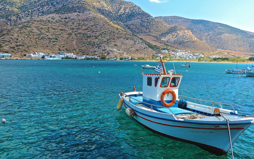 Παραδοσιακό καΐκι στις Καμάρες